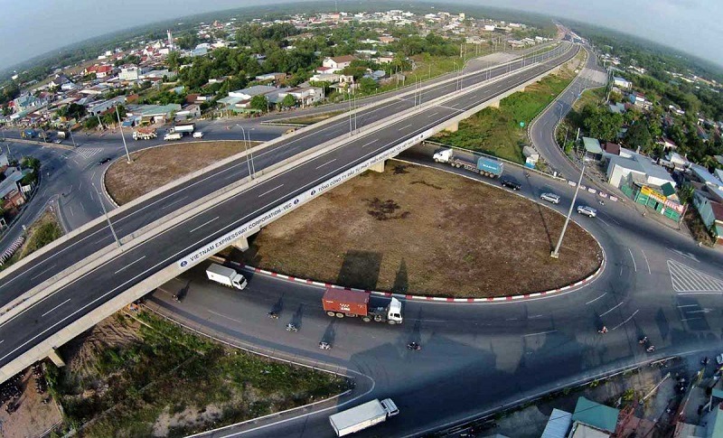 N&amp;uacute;t giao Dầu Gi&amp;acirc;y giữa Quốc lộ 1 v&amp;agrave; cao tốc Tp.HCM - Long Th&amp;agrave;nh - Dầu Gi&amp;acirc;y đồng thời l&amp;agrave; điểm khởi đầu của tuyến cao tốc Dầu Gi&amp;acirc;y - T&amp;acirc;n Ph&amp;uacute;