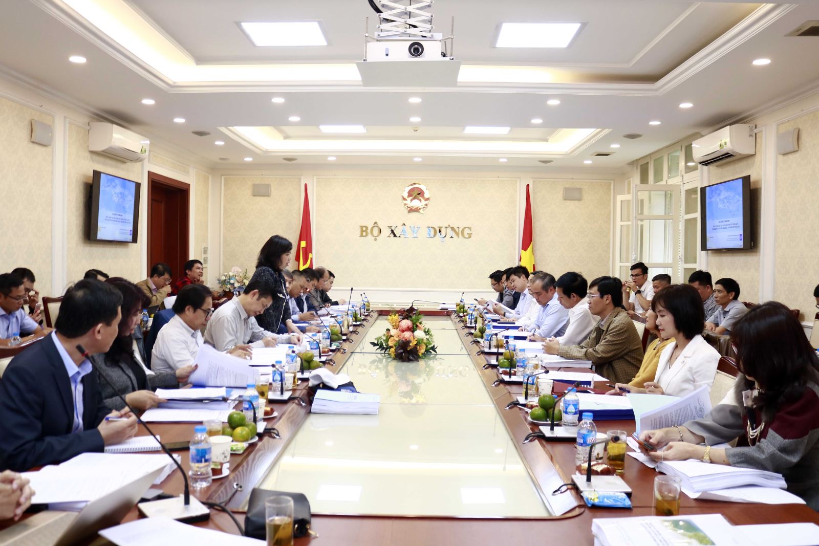 Vụ Quy hoạch &amp;ndash; Kiến tr&amp;uacute;c (Bộ X&amp;acirc;y dựng) Trần Thu Hằng đ&amp;atilde; chủ tr&amp;igrave; Hội nghị thẩm định đồ &amp;aacute;n điều chỉnh Quy hoạch chung x&amp;acirc;y dựng Khu kinh tế Dung Quất, tỉnh Quảng Ng&amp;atilde;i đến năm 2035, tầm nh&amp;igrave;n đến năm 2050.