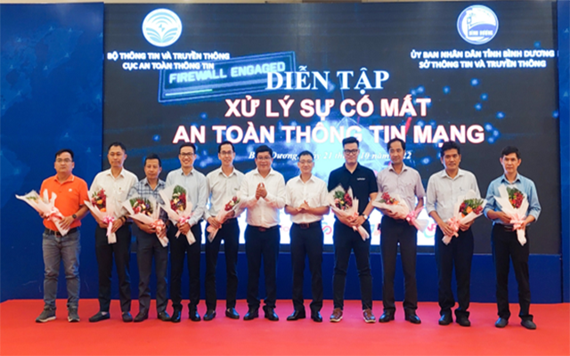 L&amp;atilde;nh đạo Cục An to&amp;agrave;n th&amp;ocirc;ng tin v&amp;agrave; Sở Th&amp;ocirc;ng tin v&amp;agrave; Truyền th&amp;ocirc;ng B&amp;igrave;nh Dương tặng hoa cho c&amp;aacute;c doanh nghiệp, đơn vị tham dự Hội thảo