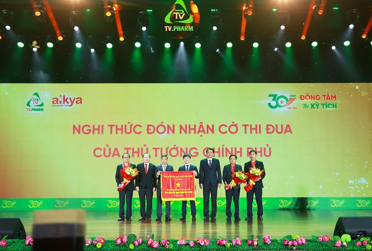 Dược phẩm TV.Pharm đ&amp;oacute;n nhận Cờ thi đua Ch&amp;iacute;nh phủ