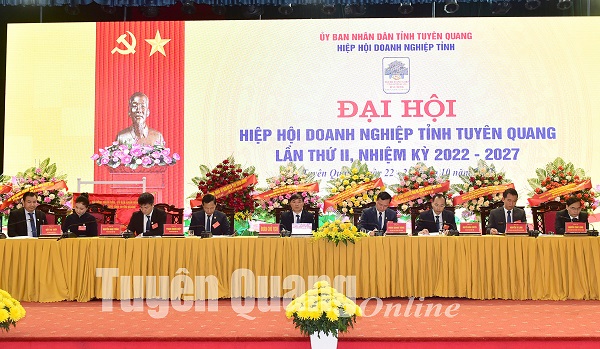 Đo&amp;agrave;n Chủ tịch điều h&amp;agrave;nh Đại hội. (Ảnh: Th&amp;agrave;nh C&amp;ocirc;ng)