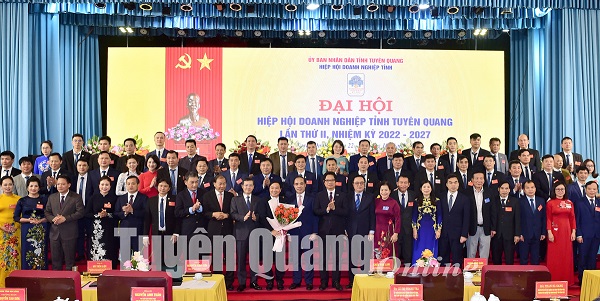 Ban Chấp h&amp;agrave;nh Hiệp hội Doanh nghiệp tỉnh Tuy&amp;ecirc;n Quang nhiệm kỳ 2022-2027 ra mắt Đai hội. (Ảnh: Th&amp;agrave;nh C&amp;ocirc;ng)