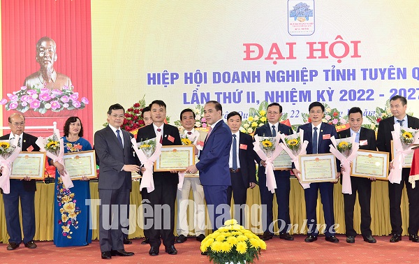 L&amp;atilde;nh đạo tỉnh tặng Bằng khen cho c&amp;aacute;c tập thể, c&amp;aacute; nh&amp;acirc;n (Ảnh: Th&amp;agrave;nh C&amp;ocirc;ng)