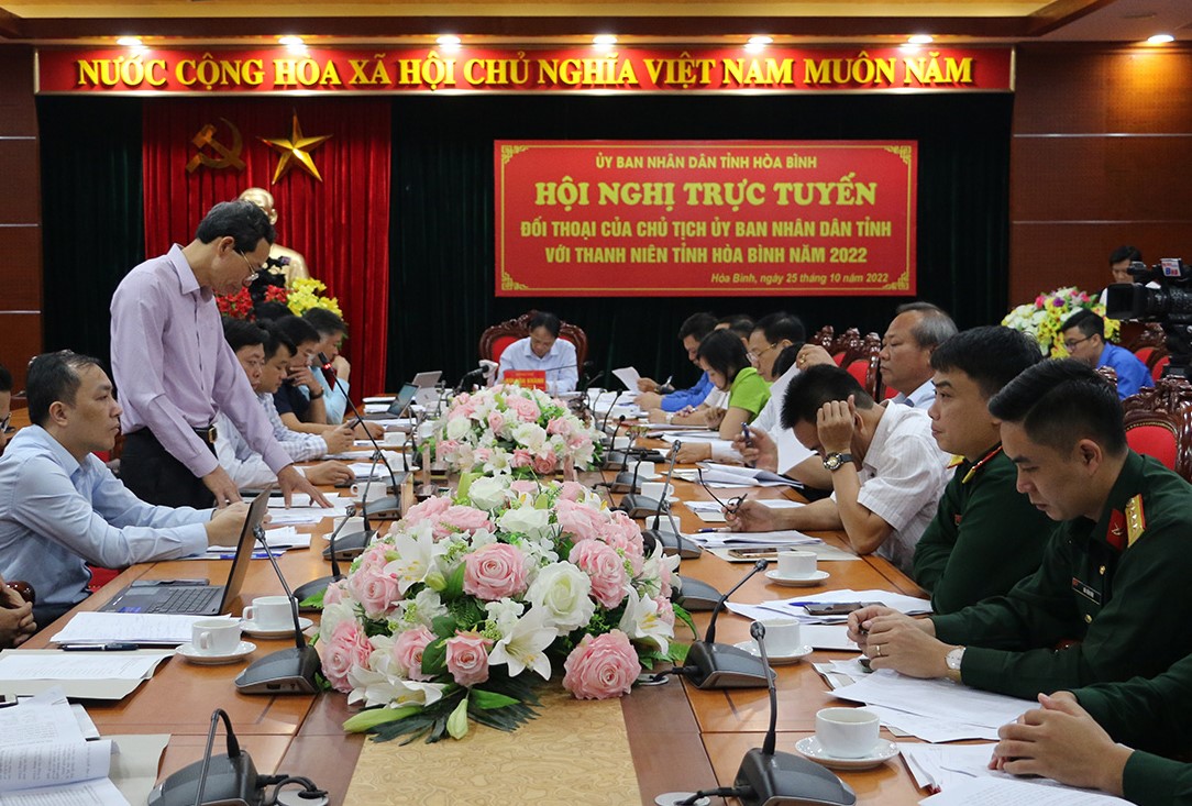 Chủ tịch UBND tỉnh H&amp;ograve;a B&amp;igrave;nh chủ tr&amp;igrave; hội nghị tại điểm cầu của tỉnh