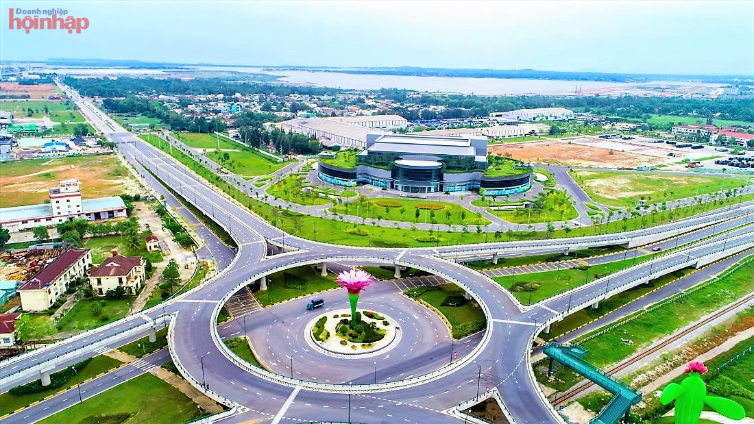 Đặc biệt, đối với lĩnh vực đ&amp;ocirc; thị c&amp;oacute; 10 dự &amp;aacute;n. Trong đ&amp;oacute; c&amp;oacute; nhiều dự &amp;aacute;n c&amp;oacute; quy m&amp;ocirc; lớn như: Khu đ&amp;ocirc; thị dịch vụ cao cấp Tam Anh ở huyện N&amp;uacute;i Th&amp;agrave;nh (1.250ha); Khu đ&amp;ocirc; thị, du lịch, dịch vụ ven s&amp;ocirc;ng, ven biển B&amp;igrave;nh Nam ở huyện Thăng B&amp;igrave;nh (550ha); Khu đ&amp;ocirc; thị sinh th&amp;aacute;i ven s&amp;ocirc;ng Tam Kỳ ở TP. Tam Kỳ (280ha).
