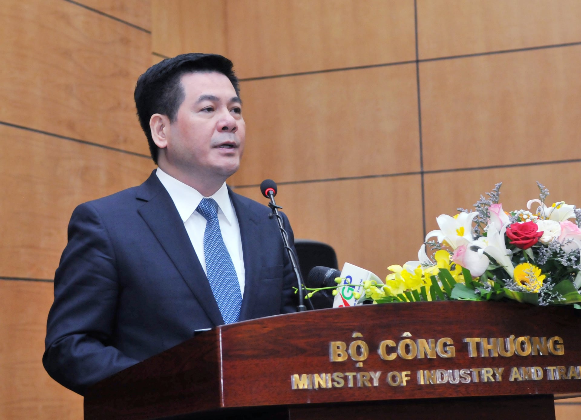Bộ trưởng Bộ C&amp;ocirc;ng Thương Nguyễn Hồng Di&amp;ecirc;n