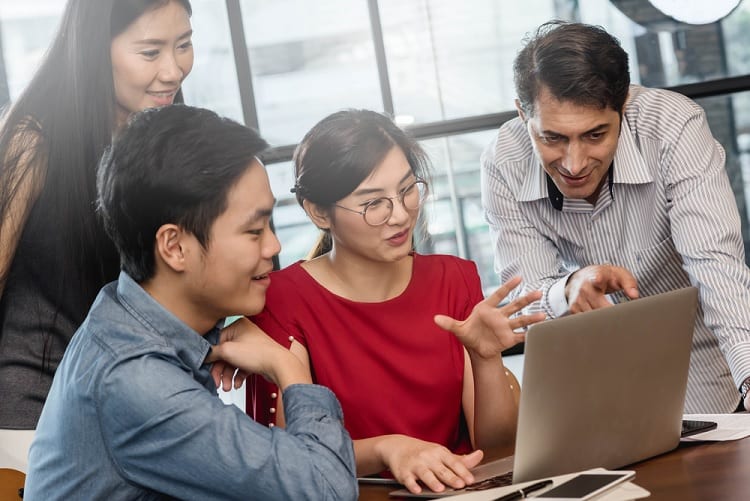 Nhiều quản l&amp;yacute; cấp trung cảm thấy kh&amp;oacute; khăn khi chịu &amp;aacute;p lực từ l&amp;atilde;nh đạo v&amp;agrave; nh&amp;acirc;n vi&amp;ecirc;n cấp dưới.