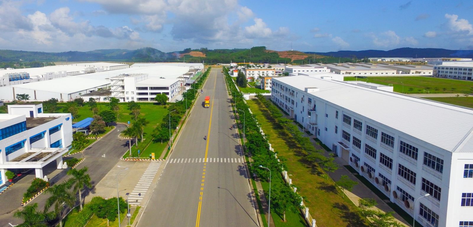 Quảng Ng&amp;atilde;i hiện c&amp;oacute; 21 khu, cụm c&amp;ocirc;ng nghiệp đang hoạt động, thu h&amp;uacute;t rất đ&amp;ocirc;ng c&amp;ocirc;ng nh&amp;acirc;n, người lao động v&amp;agrave;o l&amp;agrave;m việc. Trong đ&amp;oacute;, nhiều nhất l&amp;agrave; KKT Dung Quất, KCN VSIP Quảng Ng&amp;atilde;i v&amp;agrave; KCN Tịnh Phong. .