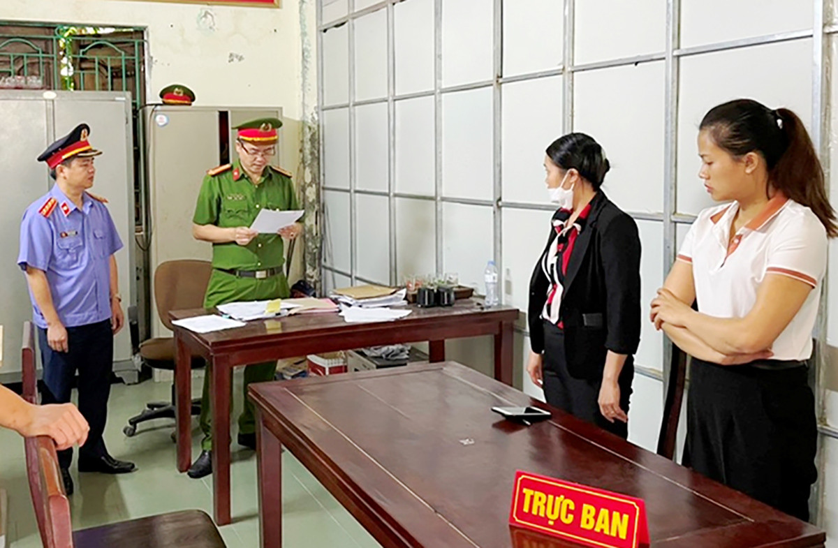 Cơ quan CSĐT tống đạt quyết định khởi tố c&amp;aacute;c bị can - Ảnh VKS tỉnh Nghệ An