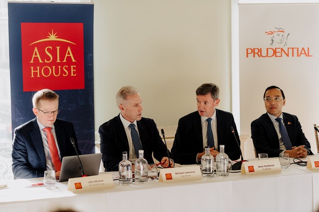 Prudential cũng đ&amp;atilde; tổ chức một hội nghị b&amp;agrave;n tr&amp;ograve;n về ch&amp;iacute;nh s&amp;aacute;ch tại Asia House ở London, với sự tham gia của Đại diện cấp cao Tập đo&amp;agrave;n Prudential v&amp;agrave; &amp;ocirc;ng Nguyễn Ho&amp;agrave;ng Long, Đại sứ Việt Nam tại Vương Quốc Anh.