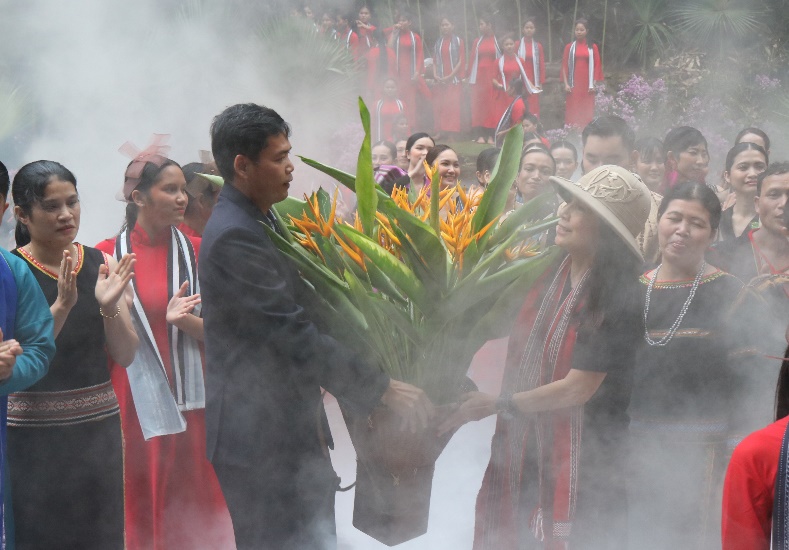 Chủ tịch UBND huyện Kon Pl&amp;ocirc;ng tặng hoa cho NTK Minh Hạnh