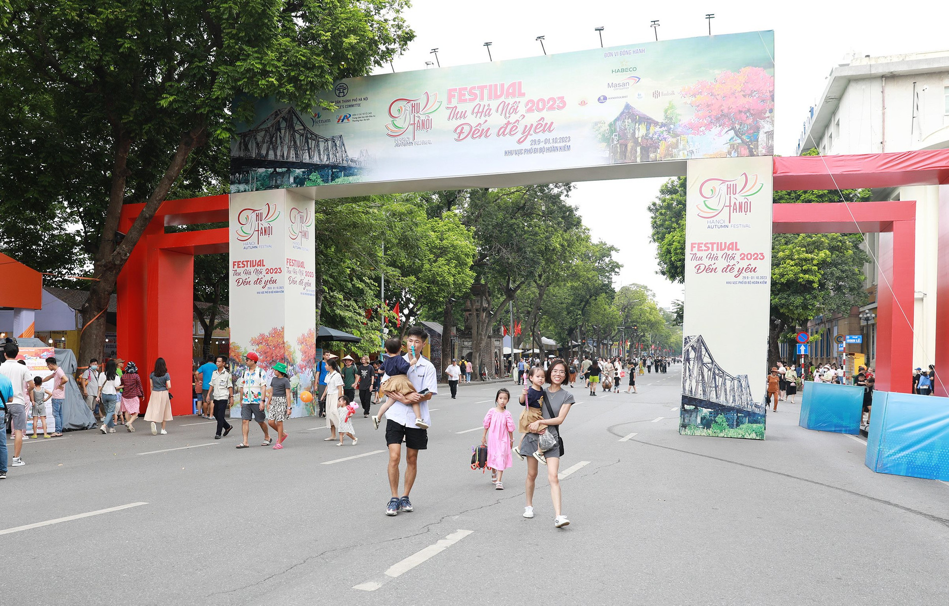 H&amp;uacute;t 80.000 lượt kh&amp;aacute;ch về tham dự Festival Thu H&amp;agrave; Nội