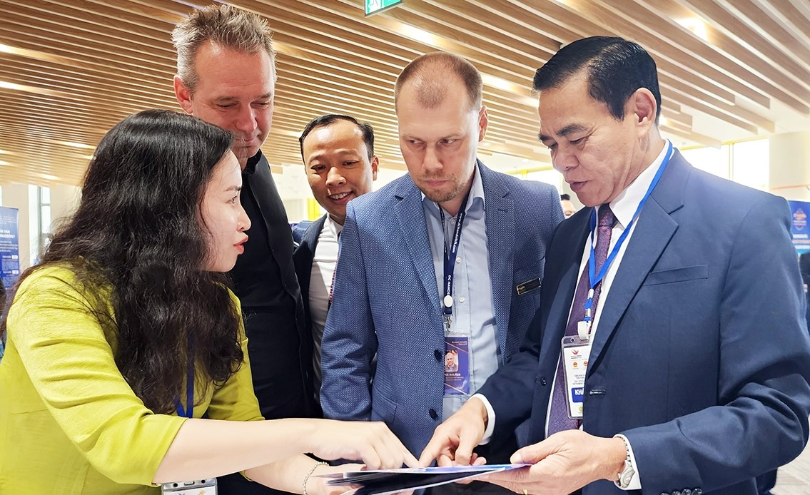 Chủ tịch UBND tỉnh V&amp;otilde; Trọng Hải trao đổi với c&amp;aacute;c doanh nghiệp Ch&amp;acirc;u &amp;Acirc;u trước diễn đ&amp;agrave;n