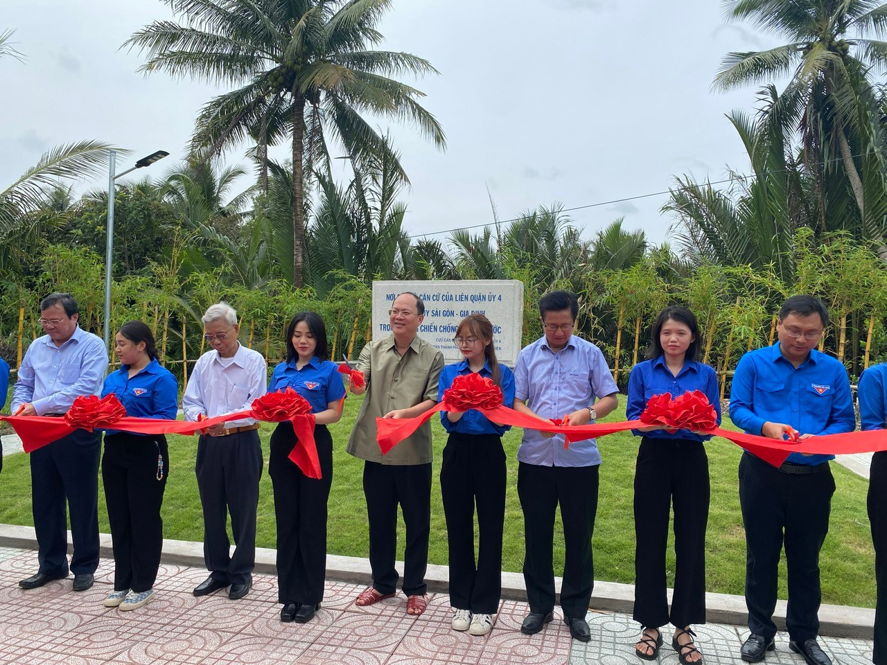 Ph&amp;oacute; b&amp;iacute; thư Th&amp;agrave;nh ủy TP.HCM Nguyễn Hồ Hải (thứ 5 từ tr&amp;aacute;i sang) c&amp;ugrave;ng l&amp;atilde;nh đạo tỉnh Tr&amp;agrave; Vinh cắt băng kh&amp;aacute;nh th&amp;agrave;nh bia tưởng niệm