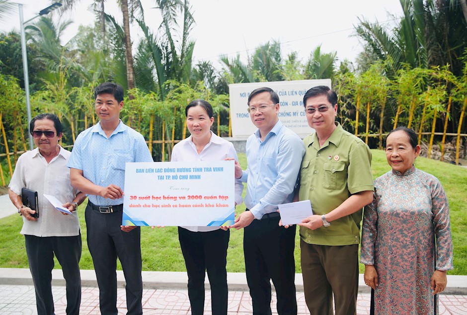 B&amp;iacute; thư Quận ủy quận B&amp;igrave;nh T&amp;acirc;n Huỳnh Khắc Điệp trao tặng 30 suất học bổng v&amp;agrave; 2000 quyển tập trắng d&amp;agrave;nh cho học sinh kh&amp;oacute; khăn