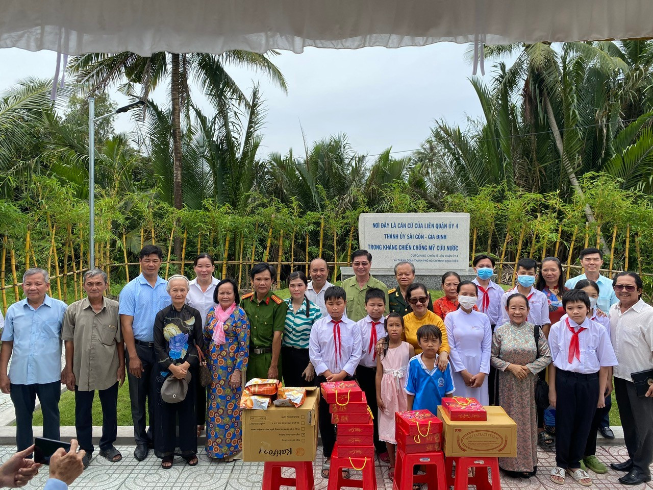 C&amp;aacute;c đại biểu chụp ảnh lưu niệm tại Bia tưởng niệm căn cứ li&amp;ecirc;n Quận ủy 4, Th&amp;agrave;nh ủy S&amp;agrave;i G&amp;ograve;n - Gia Định tại huyện C&amp;agrave;ng Long, tỉnh Tr&amp;agrave; Vinh