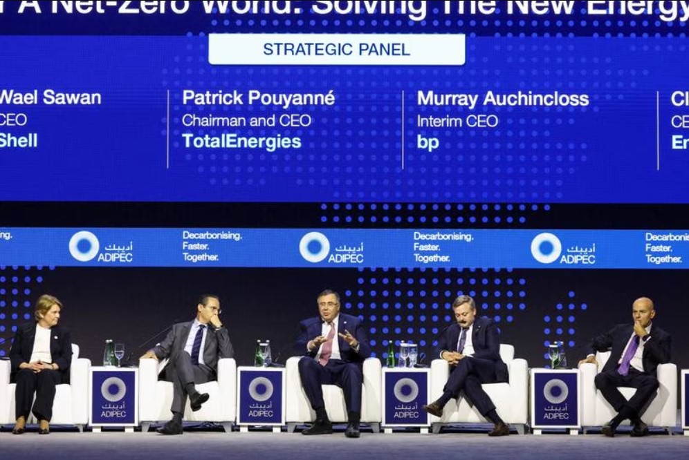Vicki Hollub, chủ tịch của Occidental Petroleum, gi&amp;aacute;m đốc điều h&amp;agrave;nh Shell Wael Sawan, chủ tịch ki&amp;ecirc;m gi&amp;aacute;m đốc điều h&amp;agrave;nh TotalEnergies Patrick Pouyanne, gi&amp;aacute;m đốc tạm thời của BP Murray Auchincloss v&amp;agrave; gi&amp;aacute;m đốc điều h&amp;agrave;nh ENI Claudio Descalzi trong một hội thảo tại Adipec 2023. Reuters