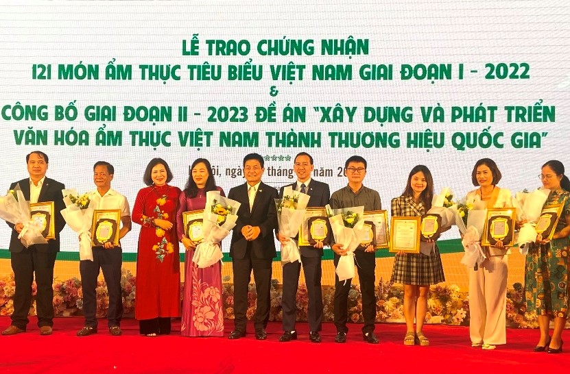 Đại diện l&amp;atilde;nh đạo Sở VHTT&amp;amp;DL tỉnh H&amp;ograve;a B&amp;igrave;nh c&amp;ugrave;ng c&amp;aacute;c tỉnh/th&amp;agrave;nh phố nhận Chứng nhận của Hiệp hội Văn h&amp;oacute;a ẩm thực Việt Nam