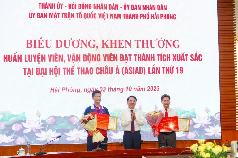 Ph&amp;oacute; Chủ tịch UBND th&amp;agrave;nh phố L&amp;ecirc; Khắc Nam trao Bằng khen của Chủ tịch UBND th&amp;agrave;nh phố cho HLV Phạm Cao Sơn v&amp;agrave; VĐV Phạm Quang Huy.