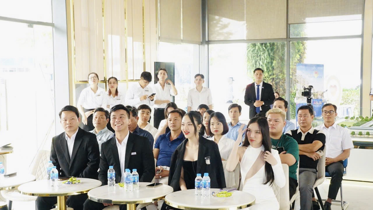 Rất nhiều đơn vị t&amp;agrave;i trợ, cơ quan truyền th&amp;ocirc;ng v&amp;agrave; c&amp;aacute;c th&amp;iacute; sinh quan t&amp;acirc;m đ&amp;atilde; tham dự buổi họp b&amp;aacute;o