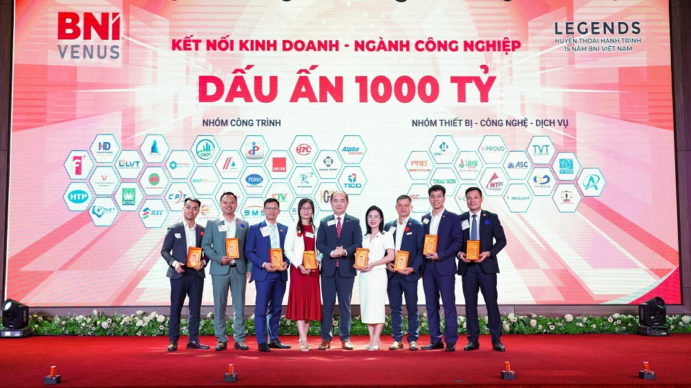 Chủ tịch BNI Việt Nam - Hồ Quang Minh trao kỷ niệm chương vinh danh c&amp;aacute;c cựu Chủ tịch BNI Venus những nhiệm kỳ trước.