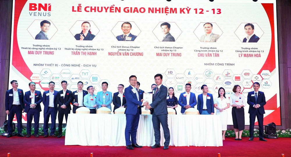 Khoảnh khắc chuyển giao nhiệm kỳ 12 - 13 của BNI Venus.