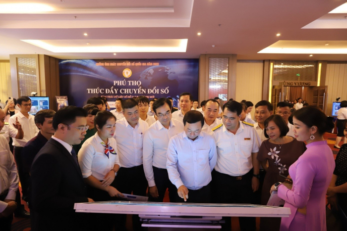 &amp;Ocirc;ng B&amp;ugrave;i Văn Quang - Chủ tịch UBND tỉnh v&amp;agrave; c&amp;aacute;c đại biểu tham quan c&amp;aacute;c gian trưng b&amp;agrave;y, giới thiệu sản phẩm của c&amp;aacute;c doanh nghiệp viễn th&amp;ocirc;ng trưng b&amp;agrave;y tại Hội nghị Đẩy mạnh chuyển đổi số trong doanh nghiệp ng&amp;agrave;y 24/8/2023