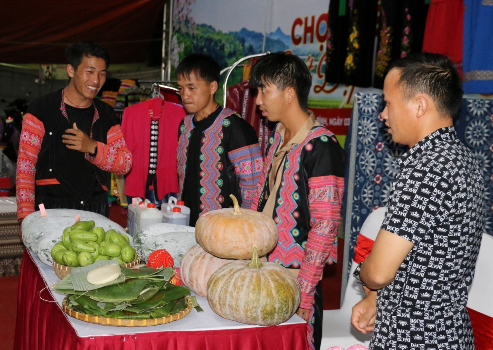 Đồng b&amp;agrave;o M&amp;ocirc;ng giới thiểu sản phẩm địa phương tại hội chợ