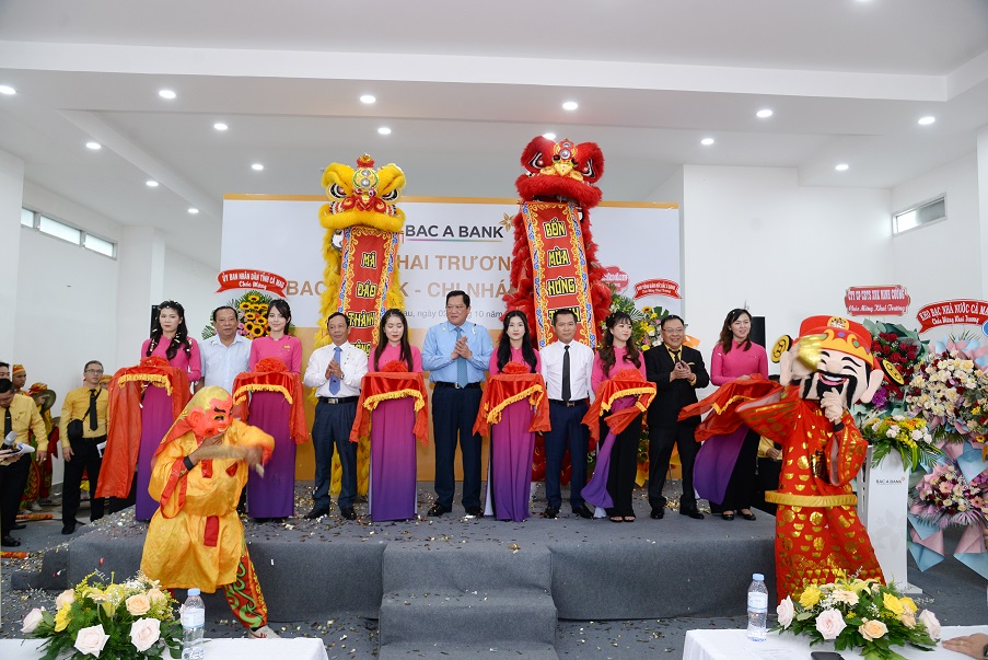 Lễ cắt băng tại sự kiện khai trương BAC A BANK Chi nh&amp;aacute;nh C&amp;agrave; Mau