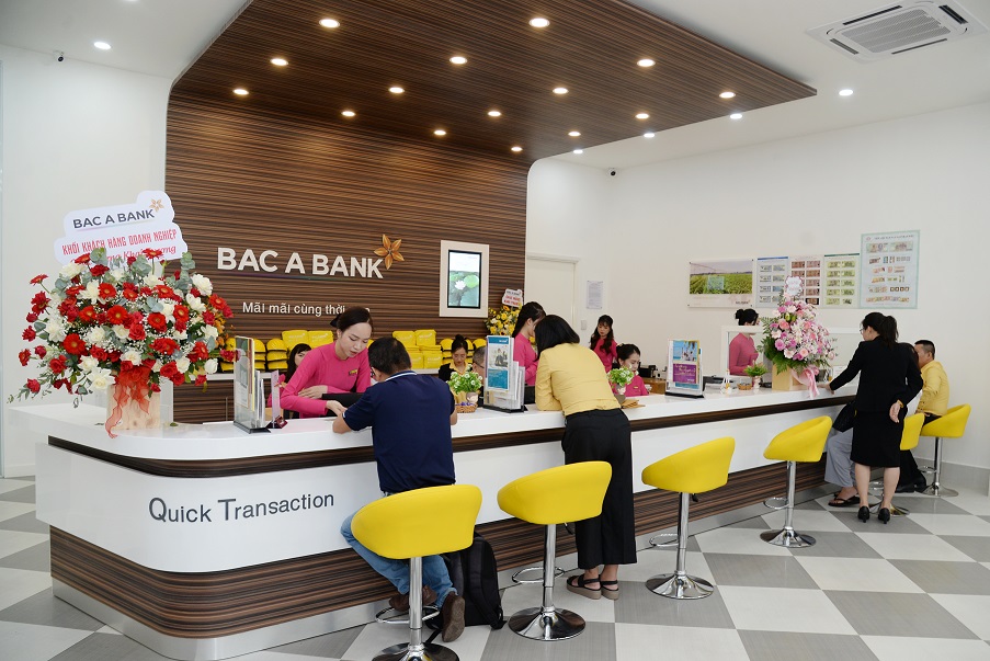 Kh&amp;aacute;ch h&amp;agrave;ng giao dịch tại BAC A BANK Chi nh&amp;aacute;nh C&amp;agrave; Mau trong ng&amp;agrave;y khai trương