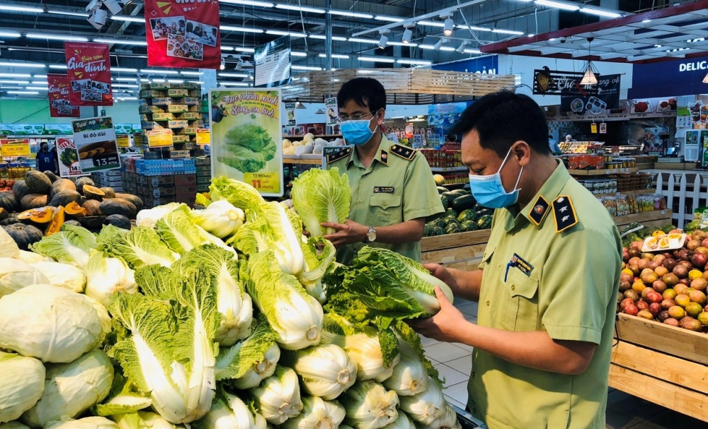 Kiểm tra an to&amp;agrave;n thực phẩm tại si&amp;ecirc;u thị (Ảnh minh họa)
