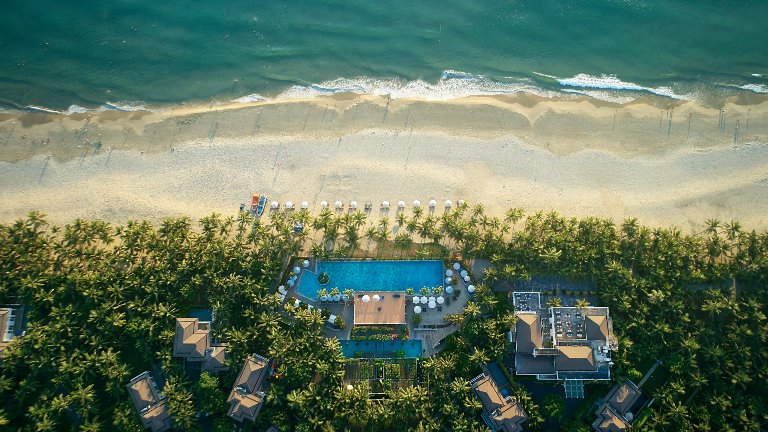 Khu nghỉ dưỡng Premier Village Danang Resort nằm tr&amp;ecirc;n b&amp;atilde;i biển Mỹ An với bờ c&amp;aacute;t trắng trải d&amp;agrave;i thơ mộng