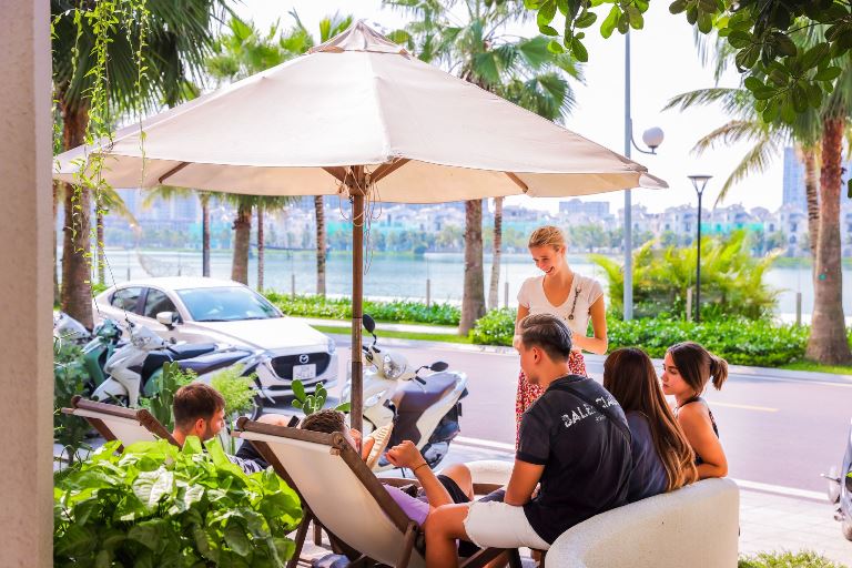 Những qu&amp;aacute;n caf&amp;eacute; view biển tại Vinhomes Ocean Park 1 thu h&amp;uacute;t nhiều cư d&amp;acirc;n v&amp;agrave; du kh&amp;aacute;ch đến trải nghiệm