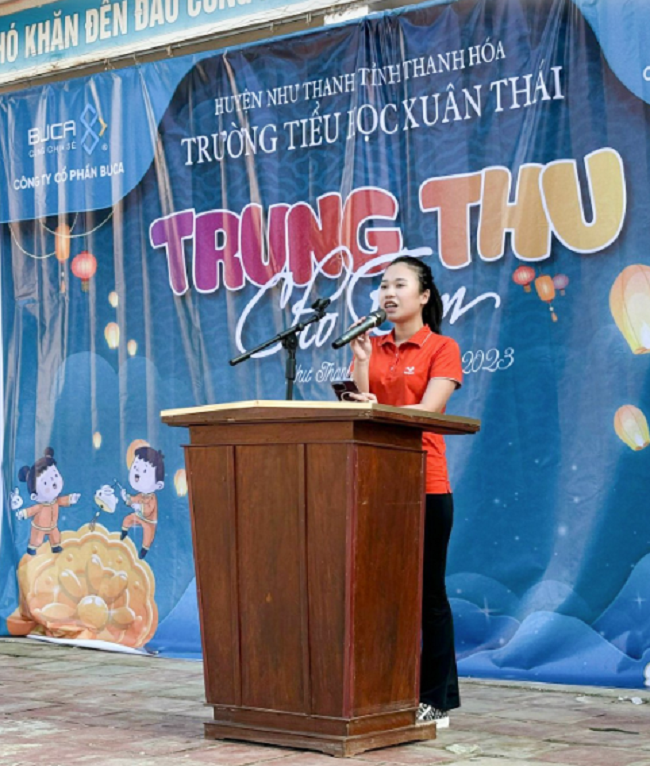 Chị Trần Minh Anh - Đại diện Ph&amp;ograve;ng kinh doanh C&amp;ocirc;ng ty Cổ phần&amp;nbsp;Baygolf&amp;nbsp;ph&amp;aacute;t biểu &amp;yacute; kiến tại chương tr&amp;igrave;nh trao qu&amp;agrave;