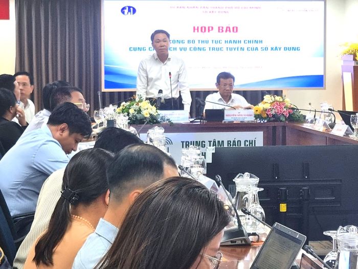 Gi&amp;aacute;m đốc Sở X&amp;acirc;y dựng TP HCM Trần Ho&amp;agrave;ng Qu&amp;acirc;n mong muốn người d&amp;acirc;n hưởng ứng việc sử dụng dịch vụ c&amp;ocirc;ng trực tuyến nhiều hơn.