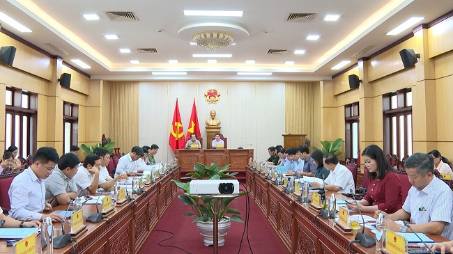 Trước đ&amp;oacute;, UBND tỉnh tổ chức cuộc họp với c&amp;aacute;c sở, ng&amp;agrave;nh, địa phương li&amp;ecirc;n quan để nghe v&amp;agrave; cho &amp;yacute; kiến đối với một số nội dung tr&amp;igrave;nh HĐND tỉnh, quyết định chủ trương đầu tư Dự &amp;aacute;n n&amp;acirc;ng cấp, mở rộng hệ thống hạ tầng giao th&amp;ocirc;ng tr&amp;ecirc;n địa b&amp;agrave;n KKT Dung Quất với tổng mức đầu tư 350 tỷ đồng, từ nguồn ng&amp;acirc;n s&amp;aacute;ch tỉnh.