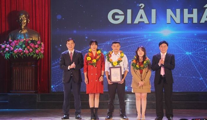 &amp;Ocirc;ng B&amp;ugrave;i Thế Duy - Thứ trưởng Bộ KH&amp;amp;CN v&amp;agrave; &amp;ocirc;ng Nguyễn Văn Th&amp;ocirc;ng - Ph&amp;oacute; B&amp;iacute; thư Thường trực Tỉnh ủy Nghệ An trao giải Nhất cho nh&amp;oacute;m t&amp;aacute;c giả đạt giải tại Lễ trao giải cuộc thi T&amp;igrave;m kiếm khởi nghiệp đổi mới s&amp;aacute;ng tạo Nghệ An mở rộng năm 2022