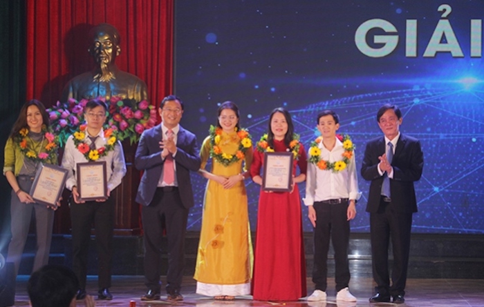 &amp;Ocirc;ng Phạm Hồng Quất - Cục trưởng Cục Ph&amp;aacute;t triển thị trường v&amp;agrave; Doanh nghiệp KHCN v&amp;agrave; &amp;ocirc;ng Trần Quốc Th&amp;agrave;nh - Gi&amp;aacute;m đốc Sở KH&amp;amp;CN tỉnh Nghệ An trao giải Ba cho c&amp;aacute;c t&amp;aacute;c giả v&amp;agrave; nh&amp;oacute;m t&amp;aacute;c giả tại Lễ trao giải cuộc thi T&amp;igrave;m kiếm khởi nghiệp đổi mới s&amp;aacute;ng tạo Nghệ An mở rộng năm 2022