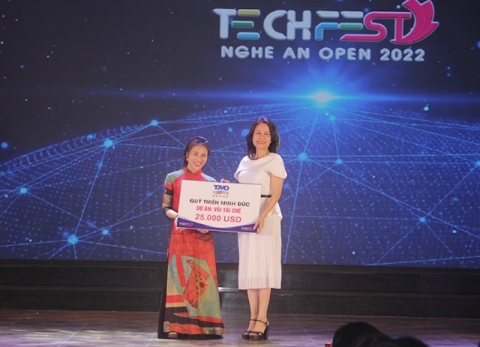 Quỹ Thi&amp;ecirc;n Minh Đức trao hỗ trợ cho dự &amp;aacute;n khởi nghiệp tại Lễ trao giải cuộc thi T&amp;igrave;m kiếm khởi nghiệp đổi mới s&amp;aacute;ng tạo Nghệ An mở rộng năm 2022