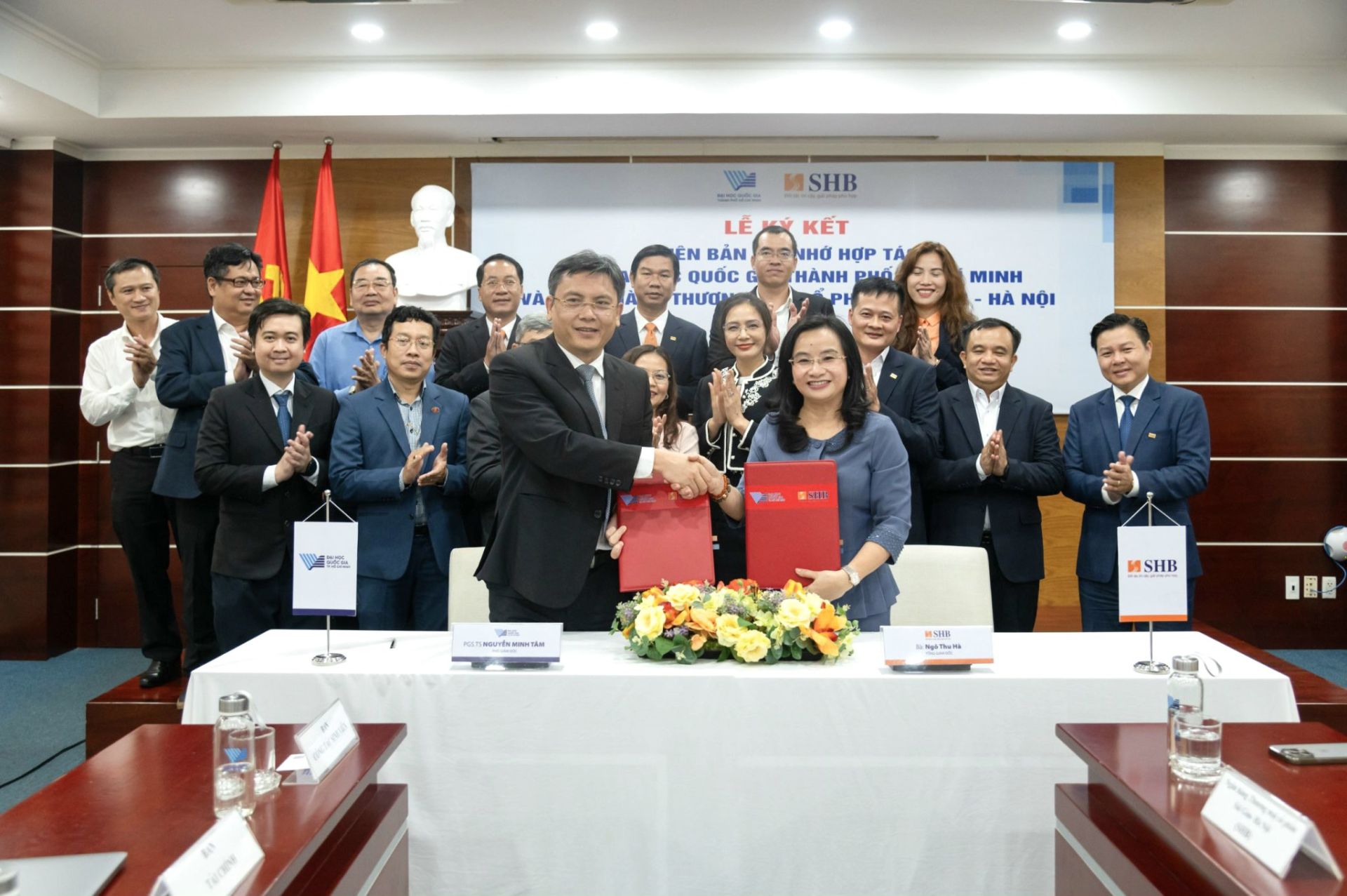 TS Ngô Thu Hà - Tổng Giám đốc SHB và PGS.TS Nguyễn Minh Tâm - Phó Giám đốc ĐHQG-HCM trao thỏa thuận hợp tác TS Ngô Thu Hà - Tổng Giám đốc SHB và PGS.TS Nguyễn Minh Tâm - Phó Giám đốc ĐHQG-HCM trao thỏa thuận hợp tác