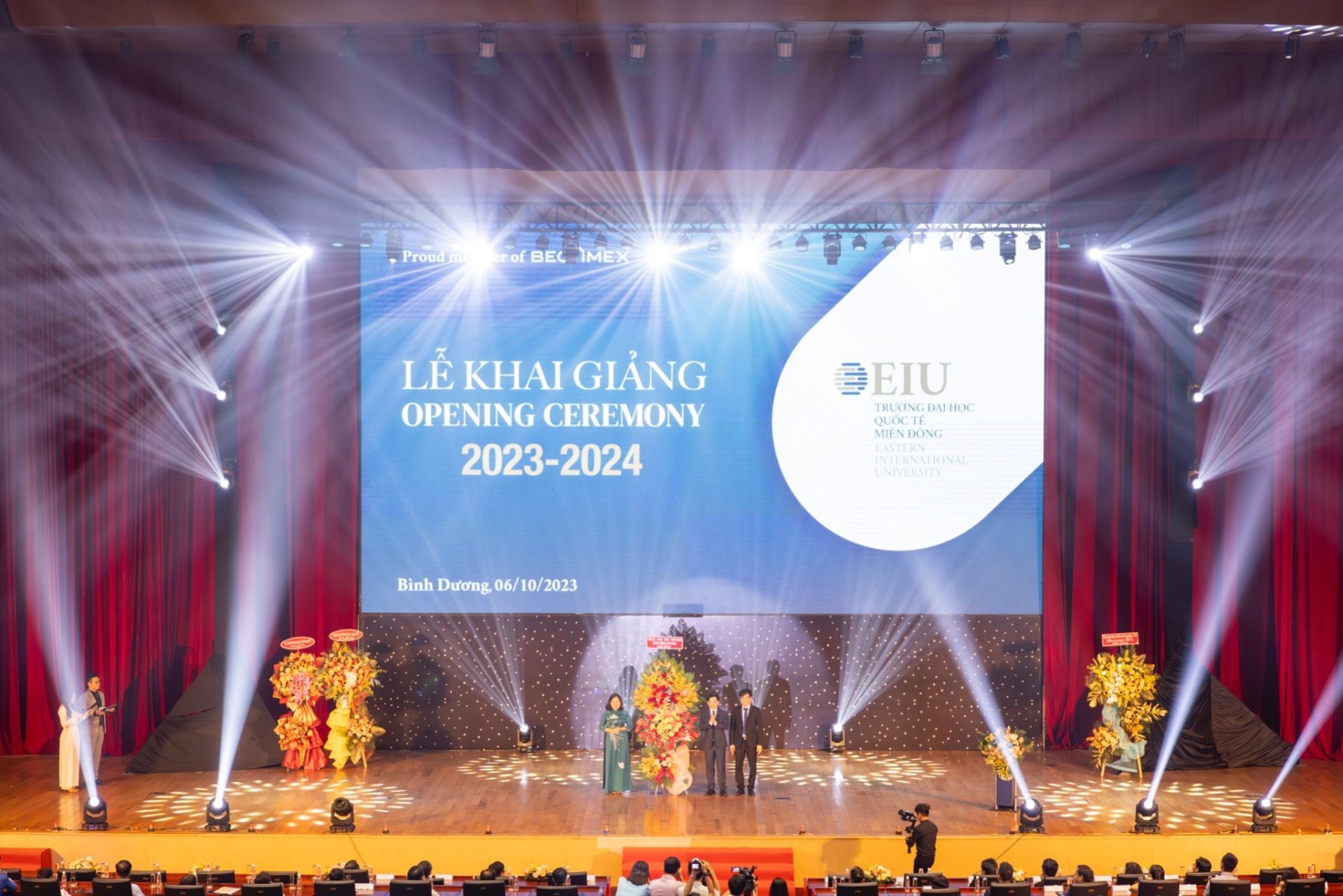 B&amp;agrave; Nguyễn Trường Nhật Phượng - Tỉnh ủy vi&amp;ecirc;n, Ph&amp;oacute; Chủ tịch HĐND tỉnh B&amp;igrave;nh Dương tặng hoa ch&amp;uacute;c mừng Trường Đại học Quốc tế Miền Đ&amp;ocirc;ng.jpg