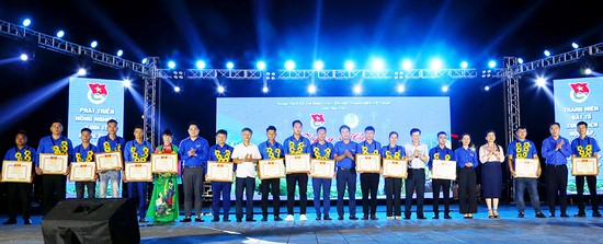Khen thưởng 15 tấm gương đo&amp;agrave;n vi&amp;ecirc;n, thanh ni&amp;ecirc;n d&amp;acirc;n tộc khởi nghiệp th&amp;agrave;nh c&amp;ocirc;ng