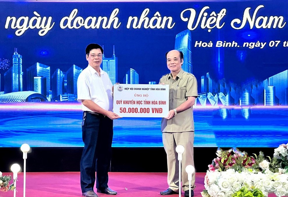 Đại diện HHDN tỉnh H&amp;ograve;a B&amp;igrave;nh trao ủng hộ 50 triệu đồng cho Quỹ khuyến học tỉnh.