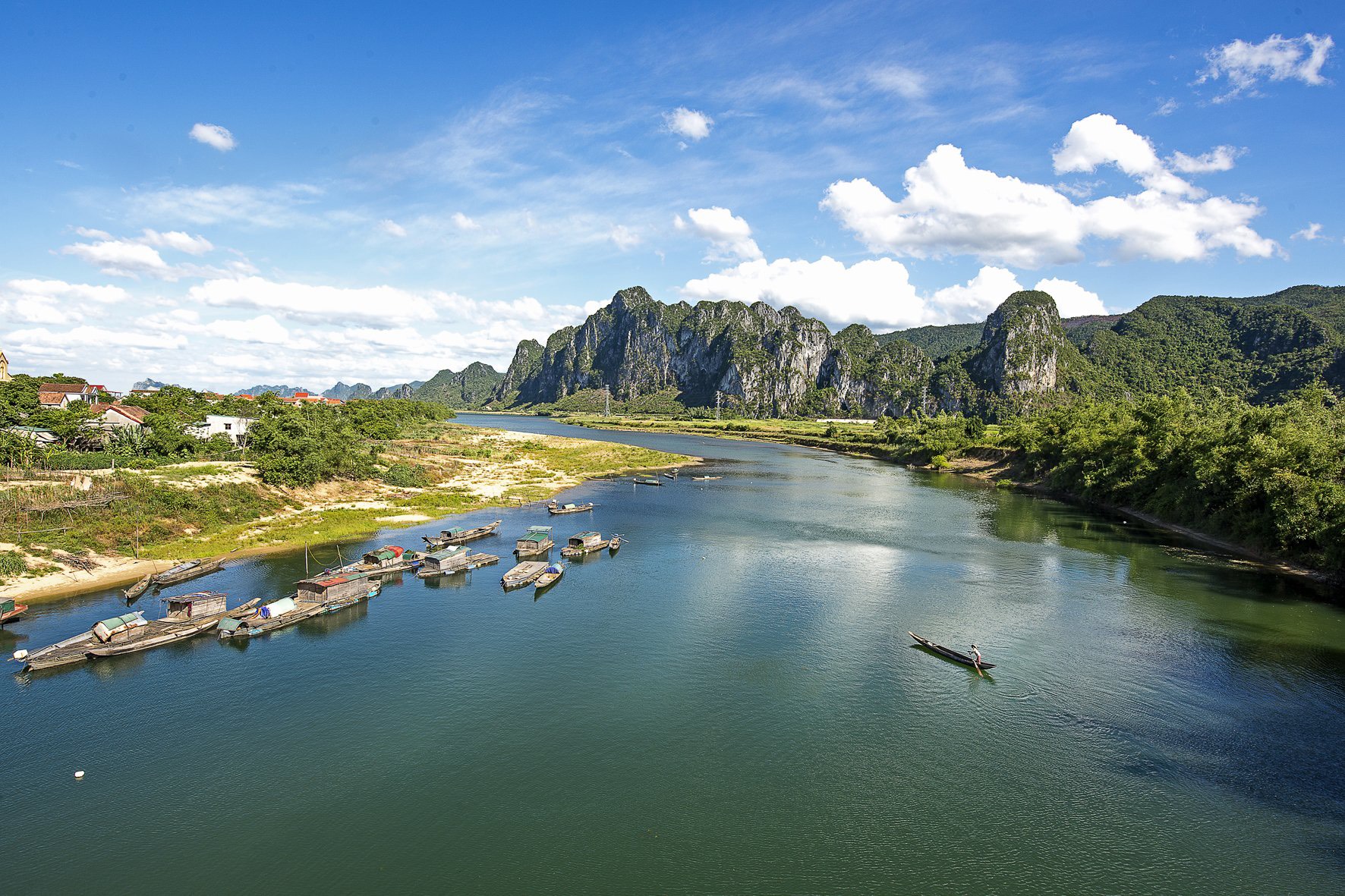 đường v&amp;agrave;o Động Phong Nha.jpg