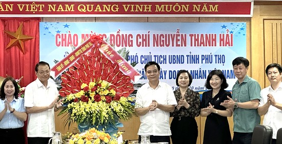 Đồng ch&amp;iacute; Ph&amp;oacute; Chủ tịch UBND tỉnh Nguyễn Thanh Hải tặng hoa ch&amp;uacute;c mừng C&amp;ocirc;ng ty Cổ phần Cấp nước Ph&amp;uacute; Thọ