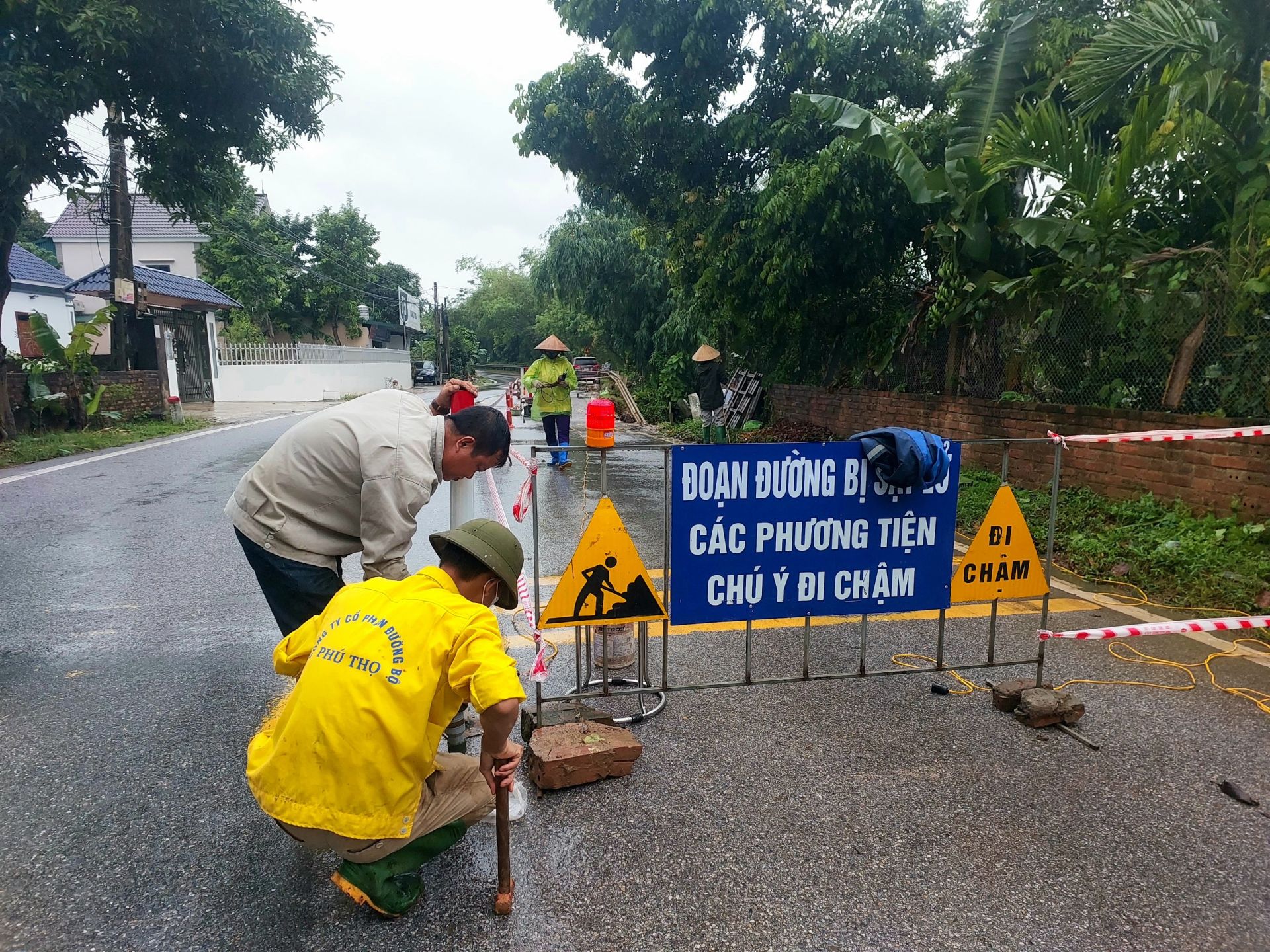 Cắm biển cảnh bảo v&amp;agrave; r&amp;agrave;o chắn vị tr&amp;iacute; đoạn đường bị nứt, sạt lở