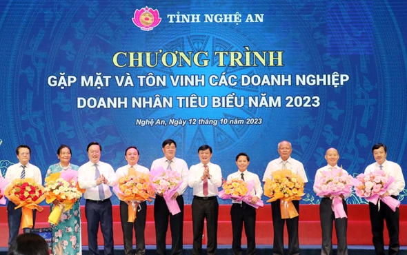 L&amp;atilde;nh đạo tỉnh Nghệ An tặng hoa ch&amp;uacute;c mừng các H&amp;ocirc;̣i Doanh nghiệp  v&amp;agrave; c&amp;aacute;c doanh nh&amp;acirc;n nh&amp;acirc;n dịp kỷ niệm 19 năm Ng&amp;agrave;y Doanh nh&amp;acirc;n Việt Nam