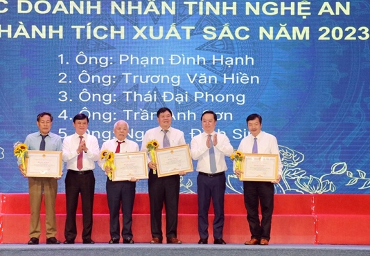 L&amp;atilde;nh đạo tỉnh Nghệ An trao tặng Bằng khen cho các doanh nh&amp;acirc;n xu&amp;acirc;́t sắc năm 2023