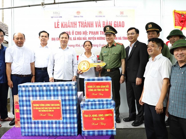 Đại diện Bộ C&amp;ocirc;ng an, tỉnh H&amp;agrave; Tĩnh, Tập đo&amp;agrave;n BRG v&amp;agrave; Ng&amp;acirc;n h&amp;agrave;ng SeABank b&amp;agrave;n giao căn nh&amp;agrave; cho một hộ gia đ&amp;igrave;nh kh&amp;oacute; khăn về nh&amp;agrave; ở tại Hương Kh&amp;ecirc;, H&amp;agrave; Tĩnh