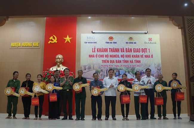 Thứ trưởng Bộ C&amp;ocirc;ng an, B&amp;iacute; thư Tỉnh ủy H&amp;agrave; Tĩnh, Chủ tịch UBND tỉnh H&amp;agrave; Tĩnh c&amp;ugrave;ng&amp;nbsp;đại diện Tập đo&amp;agrave;n BRG v&amp;agrave; Ng&amp;acirc;n h&amp;agrave;ng SeABank b&amp;agrave;n giao ch&amp;igrave;a kh&amp;oacute;a nh&amp;agrave; cho&amp;nbsp;c&amp;aacute;c hộ d&amp;acirc;n c&amp;oacute; kh&amp;oacute; khăn về nh&amp;agrave; ở tại H&amp;agrave; Tĩnh